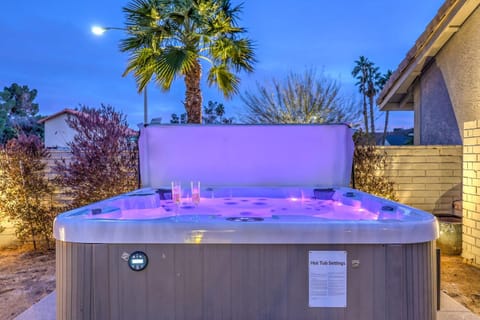 Vegas Pool w Wetdeck, Jacuzzi, Wetbar, BBQ, 15 min to Strip Casa in Green Valley North