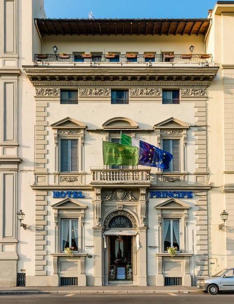 Facade/entrance, Neighbourhood