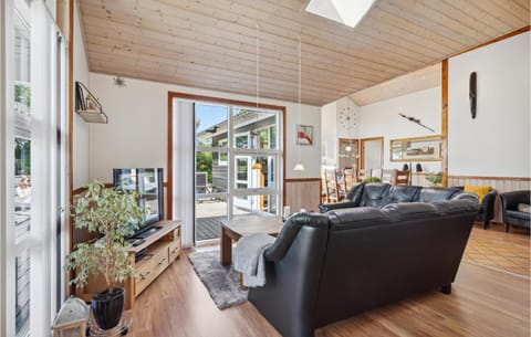 Cozy Home In Tarm With Kitchen Haus in Hemmet