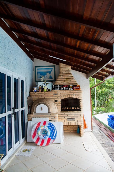 Linda casa com lazer a 500m da praia Guaratuba SP House in Bertioga