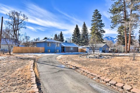 Downtown Buena Vista Cabin with Patio and Grill! Casa in Buena Vista