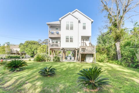 Seabrook Getaway with Balconies and Bay Views! House in Seabrook