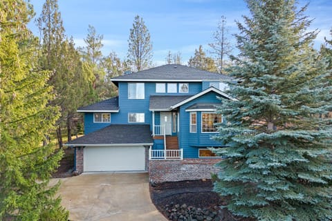 Mtn Getaway on NW River Trail with Deck and Office! Maison in Bend