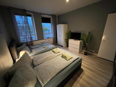 Bed, TV and multimedia, Photo of the whole room, Bedroom, towels