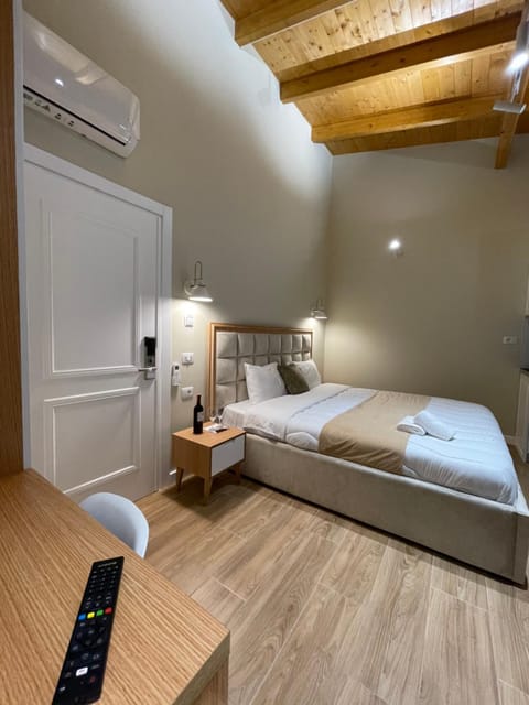 Bed, TV and multimedia, Photo of the whole room, Bedroom, wardrobe, air conditioner