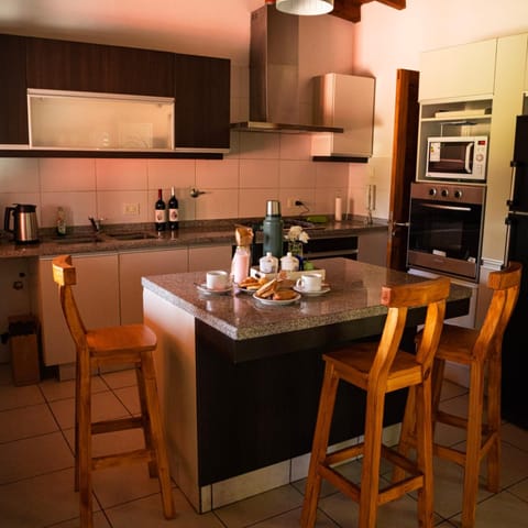 Coffee/tea facilities, Kitchen or kitchenette, Food and drinks, Dining area, Food, oven, stove