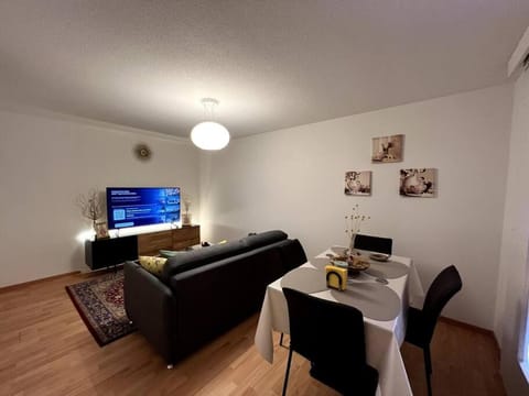 TV and multimedia, Living room, Food and drinks, Seating area, Dining area