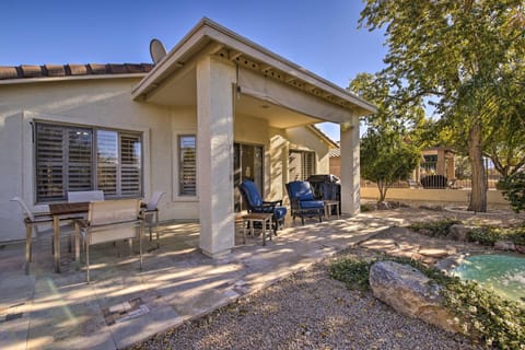 55 and Gilbert Home with Yard, Golf Course On-Site Maison in Gilbert
