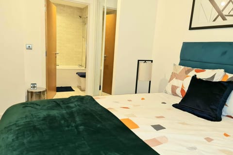 2 Bed Apartment Sleeps 4 with Free Parking Apartment in Salford