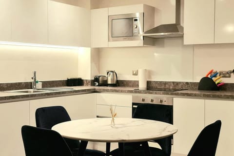 2 Bed Apartment Sleeps 4 with Free Parking Apartment in Salford