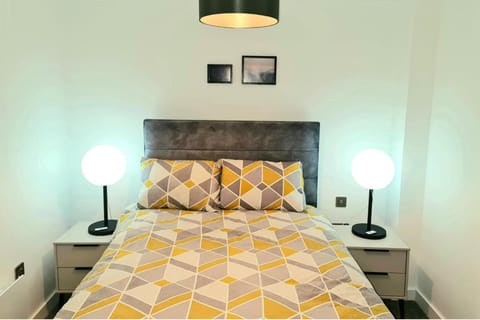 2 Bed Apartment Sleeps 4 with Free Parking Apartment in Salford