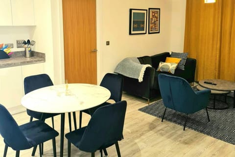 2 Bed Apartment Sleeps 4 with Free Parking Apartment in Salford