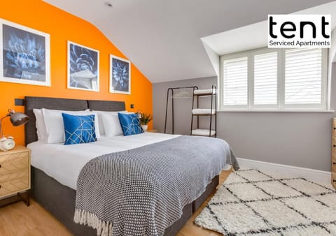 Chic & Central 1 Bedroom APT With Comfy king Bed & Parking by Tent Serviced Apartments Egham Condominio in Egham