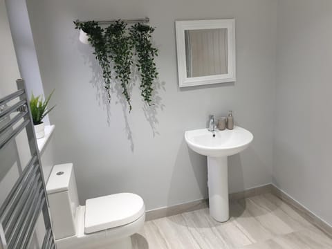 Stunning 5 bed house, 2 mins to beach and town, with free parking House in Blackpool