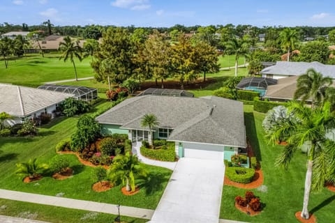 Golf-Course Oasis House in Lely Resort
