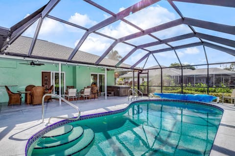 Golf-Course Oasis House in Lely Resort