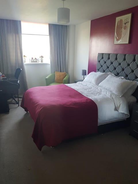 Spacious 1 bed relocation apartment free parking, Condo in Stourbridge