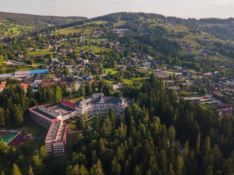 Property building, Day, Neighbourhood, Natural landscape, Bird's eye view, Mountain view