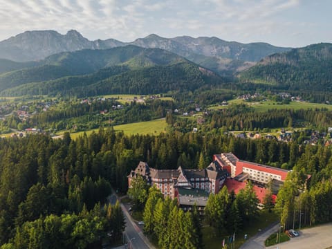 Property building, Nearby landmark, Spring, Day, Natural landscape, Bird's eye view, Mountain view