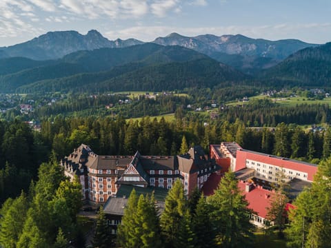 Property building, Spring, Day, Natural landscape, Bird's eye view, Mountain view