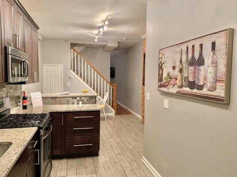 Upscale 2BD/1.5BA townhome mins to JHH & downtown Condo in Baltimore