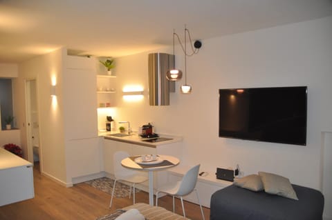 TV and multimedia, Living room, Seating area, Dining area