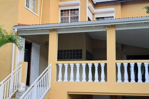 Patmay Greenery. Fresh air, vacation get away. House in Sint Maarten