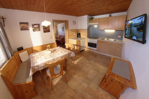 Kitchen or kitchenette, Seating area, Dining area