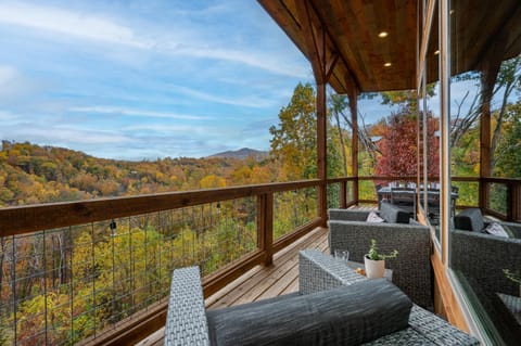 The Overlook - '21 Cabin - Gorgeous Unobstructed Views - Fire Pit Table - GameRm - HotTub - Xbox - Lots of Bears Chalet in Gatlinburg