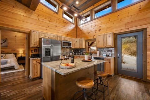 The Overlook - '21 Cabin - Gorgeous Unobstructed Views - Fire Pit Table - GameRm - HotTub - Xbox - Lots of Bears Chalet in Gatlinburg