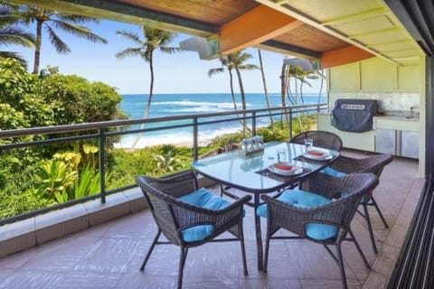 Luxury 2-Story Oceanfront Condo w/ Views & Pool Apartamento in Wailua