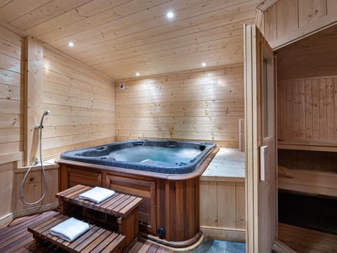 Chalet montagnard à Rochebrune avec jacuzzi, sauna, 6 chambres, proche des pistes, accueil 12 pers - FR-1-569-37 Chalet in Megève