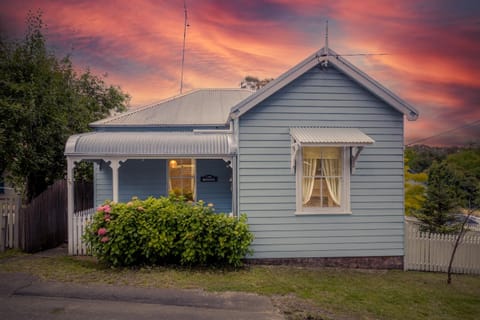 Pet-Friendly Blue Mountains Cottage with Indoor Fireplace House in Mount Victoria