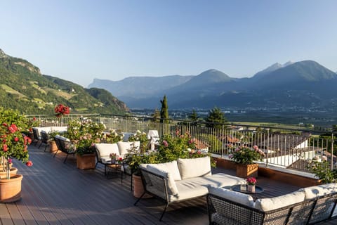 Natural landscape, View (from property/room), Balcony/Terrace, Seating area, Mountain view, Area and facilities