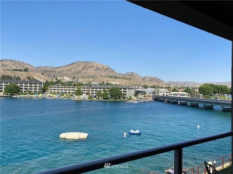 Grandview Lake Chelan- Waterfront View, Pool, Hot tub, Golf, 1 Min To Downtown Apartment hotel in Chelan (In Town)