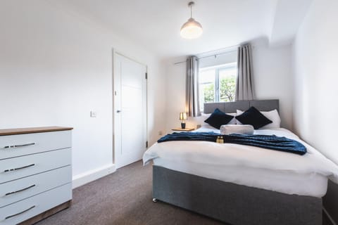 BEST PRICE - Fantastic 2bed 2bath City Centre Apartment! 1 Double bed, 3 Singles or Kingsize, Sofabed, Smart TVs, FREE PARKING Apartment in Southampton