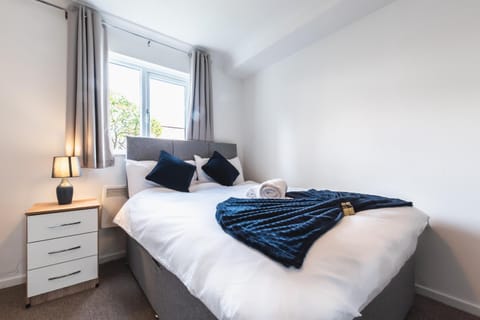 BEST PRICE - Fantastic 2bed 2bath City Centre Apartment! 1 Double bed, 3 Singles or Kingsize, Sofabed, Smart TVs, FREE PARKING Apartment in Southampton