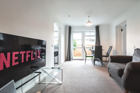 BEST PRICE - Fantastic 2bed 2bath City Centre Apartment! 1 Double bed, 3 Singles or Kingsize, Sofabed, Smart TVs, FREE PARKING Apartment in Southampton