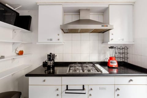 Coffee/tea facilities, Kitchen or kitchenette, stove