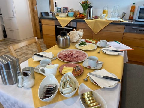 Communal kitchen, Breakfast