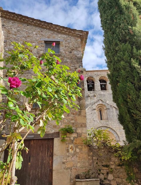 Can Canals y el amor Rectoria de Dosquers House in Garrotxa