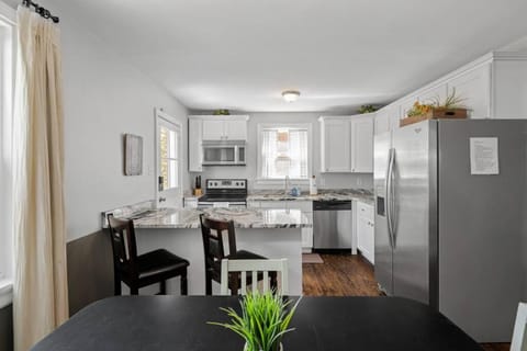 Kitchen or kitchenette, Dining area, dishwasher, minibar, pet friendly, stove