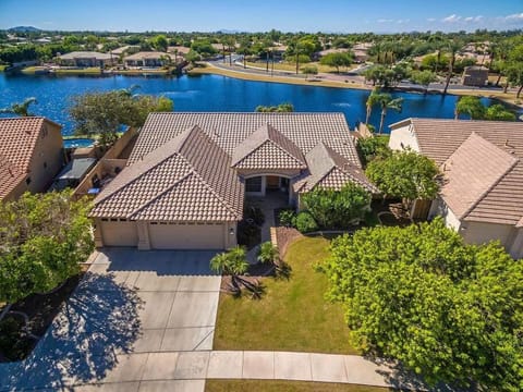 CRESCENT - Stunning Lake View with Pool, BBQ and Sunsets House in Chandler