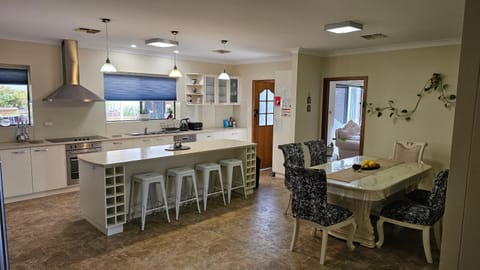 Spacious Holiday Home - Waikerie Maison in Waikerie