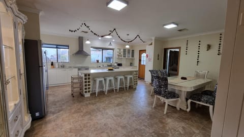 Spacious Holiday Home - Waikerie House in Waikerie