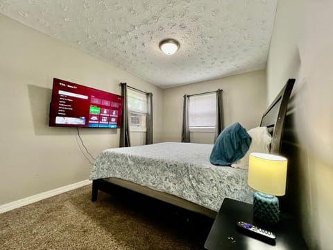 Bed, TV and multimedia, Photo of the whole room, Bedroom