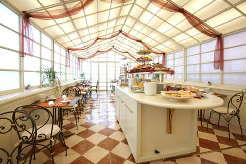 Restaurant/places to eat, Coffee/tea facilities, Breakfast