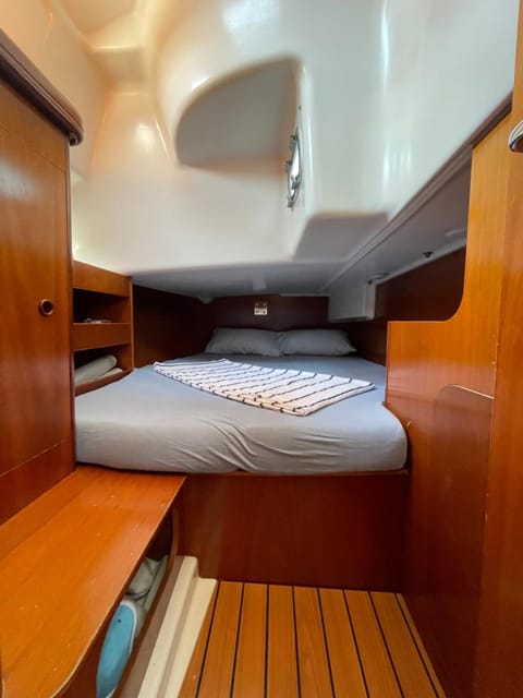 Exquisite 41ft Beneteau Oceanis Yacht 3 Cabins Cozy Lounge 2 Bathrooms and Your Dream Sailing Experience Awaits Docked boat in Fethiye