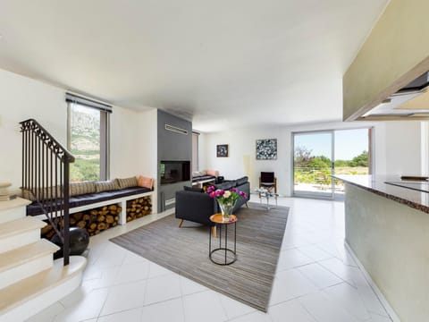 Living room, Lounge or bar, flat iron