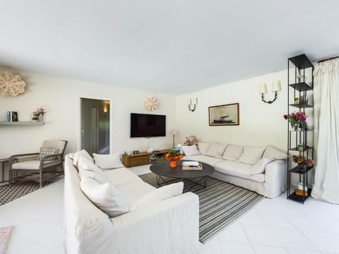 Communal lounge/ TV room, TV and multimedia, Living room